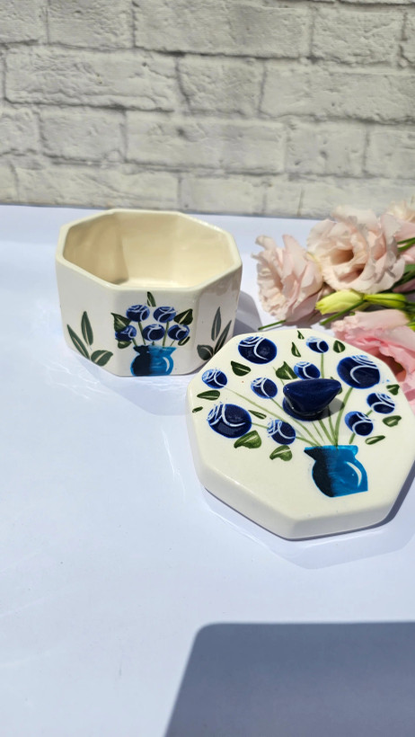 قندان سرامیکی هشت ضلعی طرح گلدان و گلهای آبی
