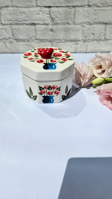 قندان سرامیکی هشت ضلعی طرح گلدان و گلهای قرمز