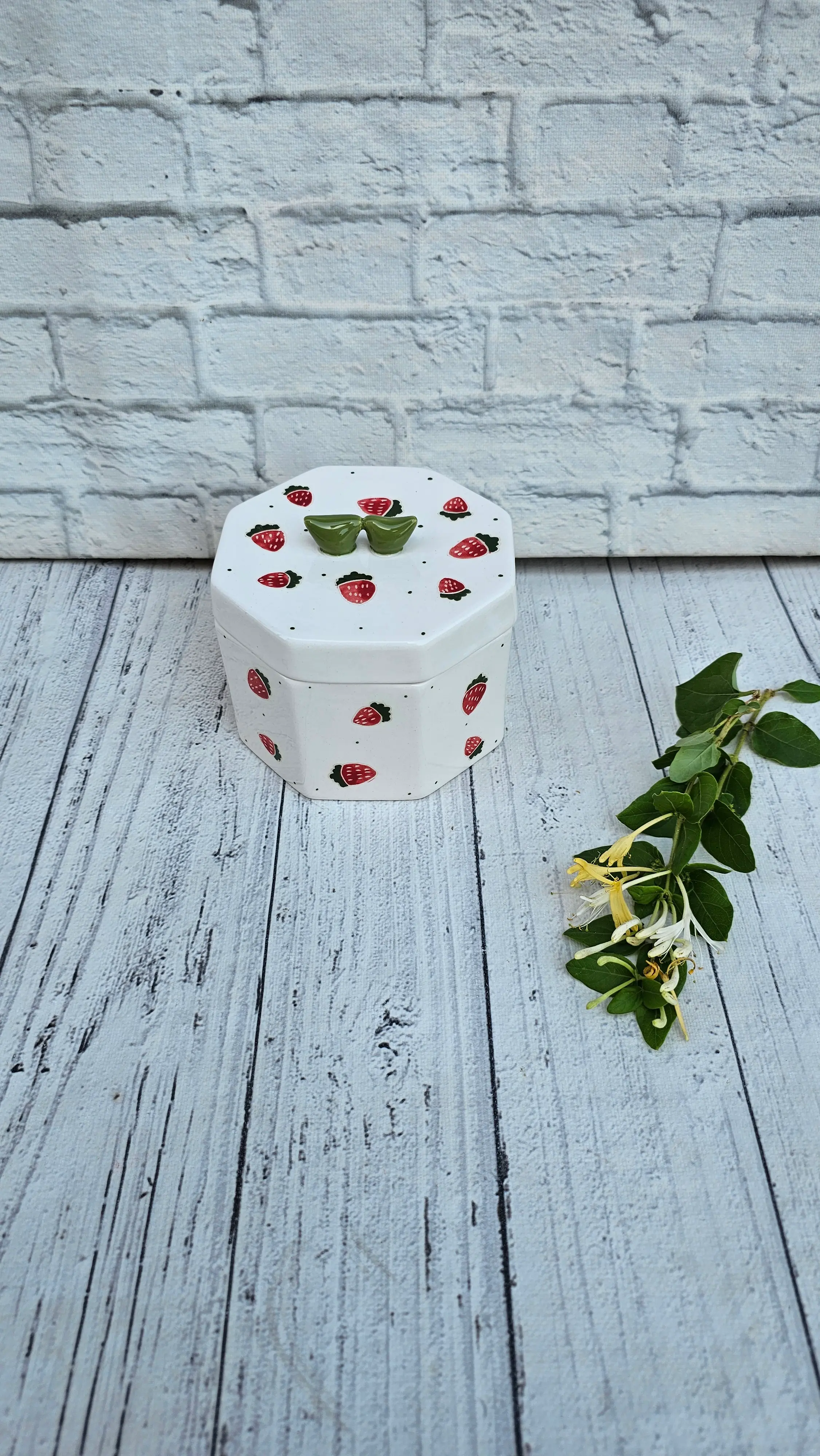 شکلات خوری هشت ضلعی طرح توت فرنگی