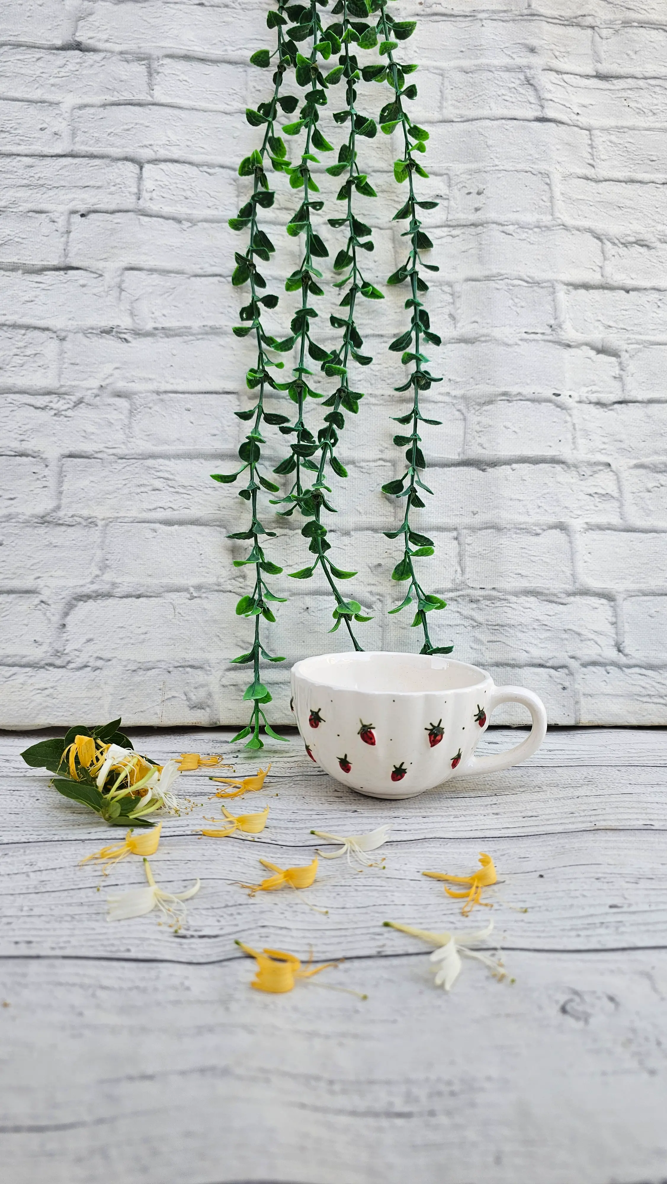 فنجان دالبری طرح توت فرنگی
